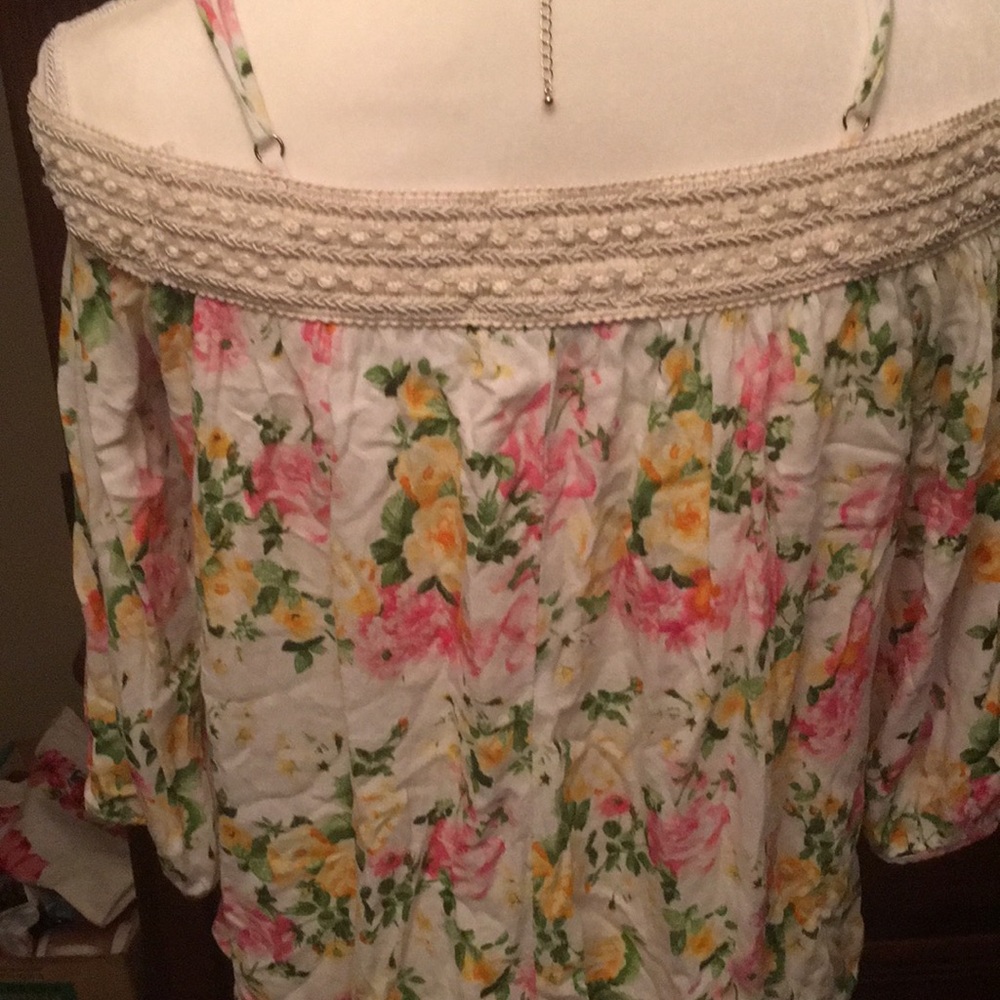 Women’s Chloe K Floral Top - Picture 6 of 6